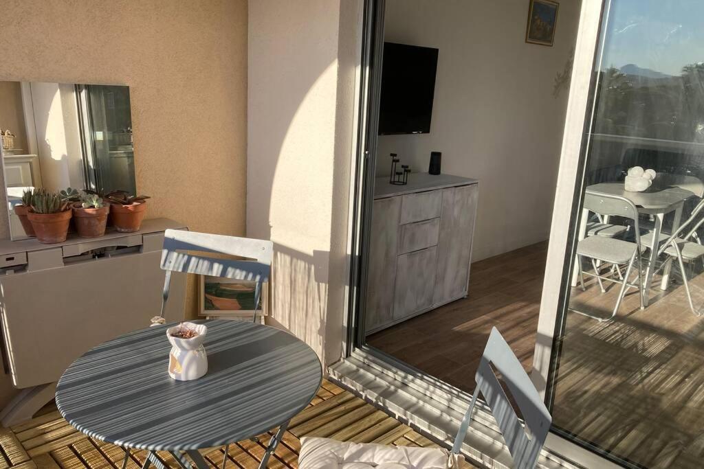 Escapade Au Port Apartment Hyères Екстериор снимка